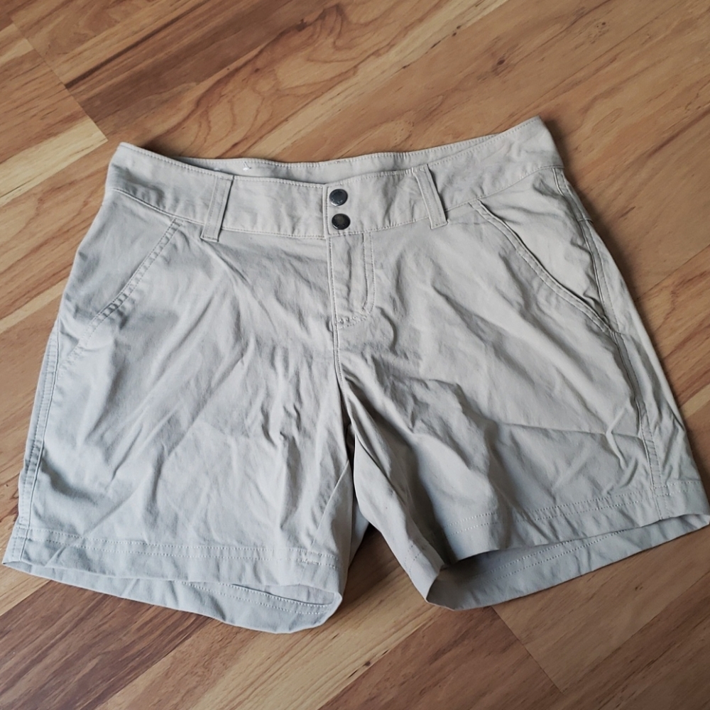 Columbia omni shield advanced repellency khaki tan shorts Size 6
